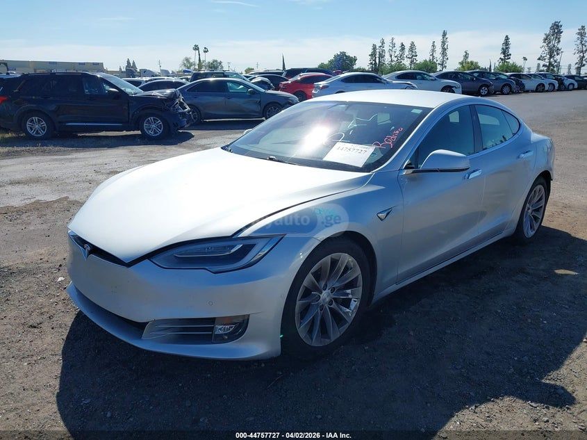 Tesla Model S - фото 1