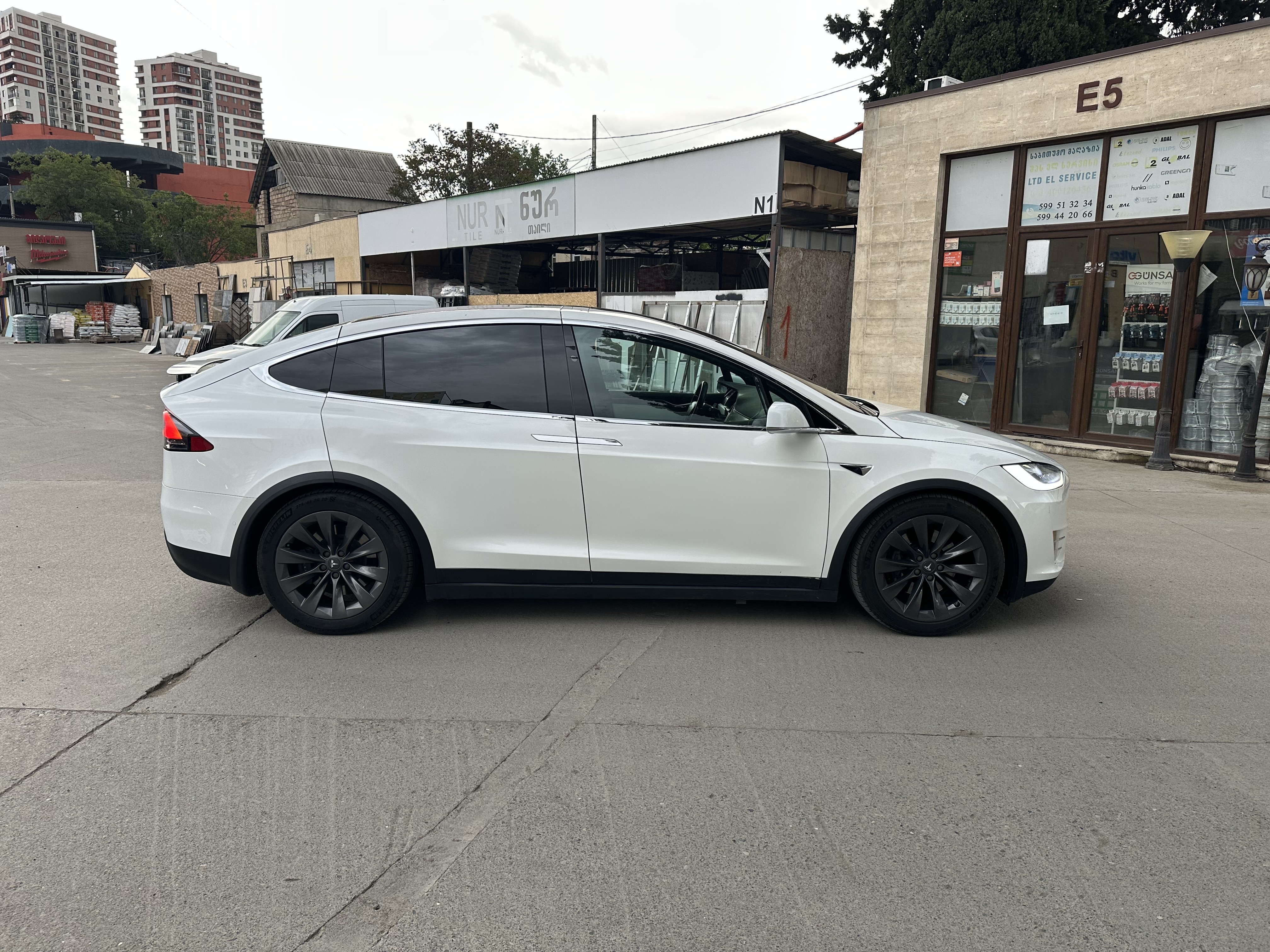 Tesla Model X - фото 1