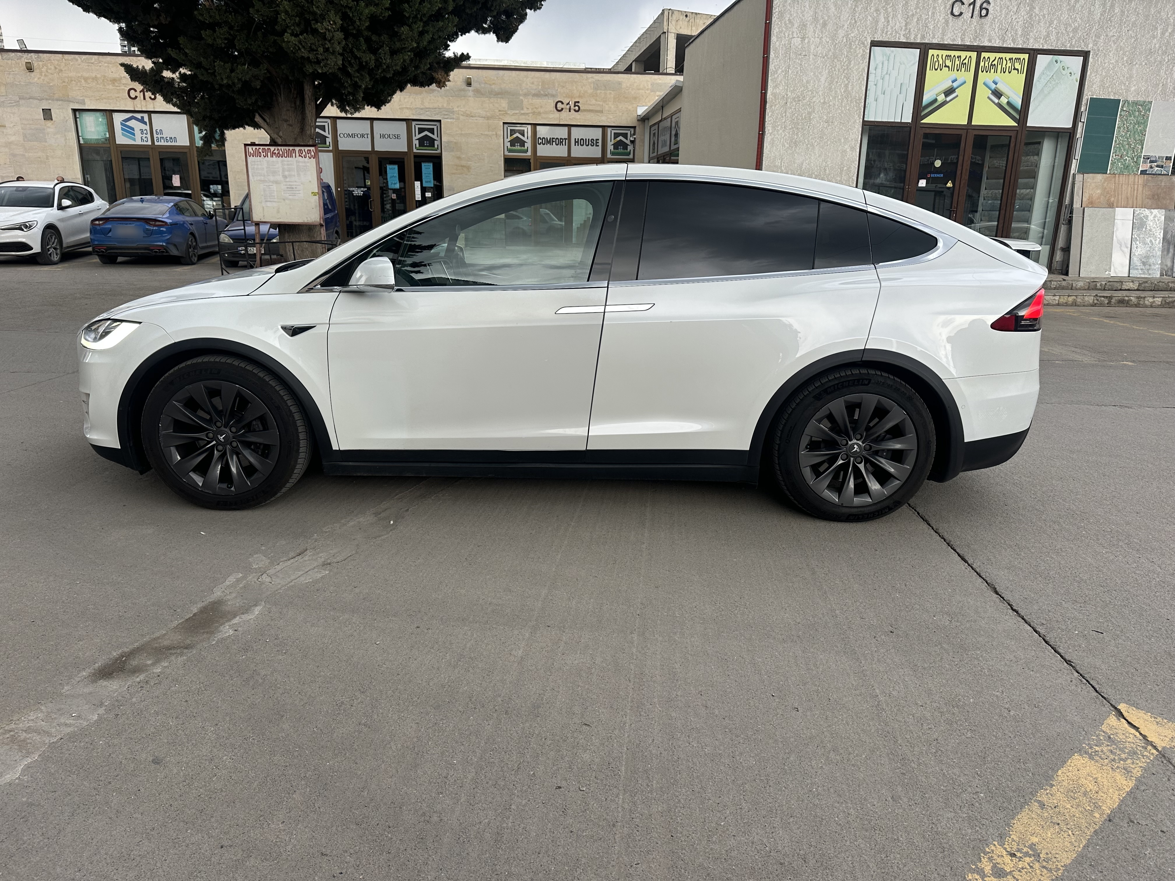 Tesla Model X - фото 3