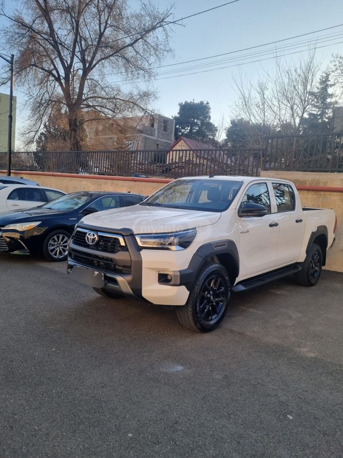 Toyota Hilux - фото 1