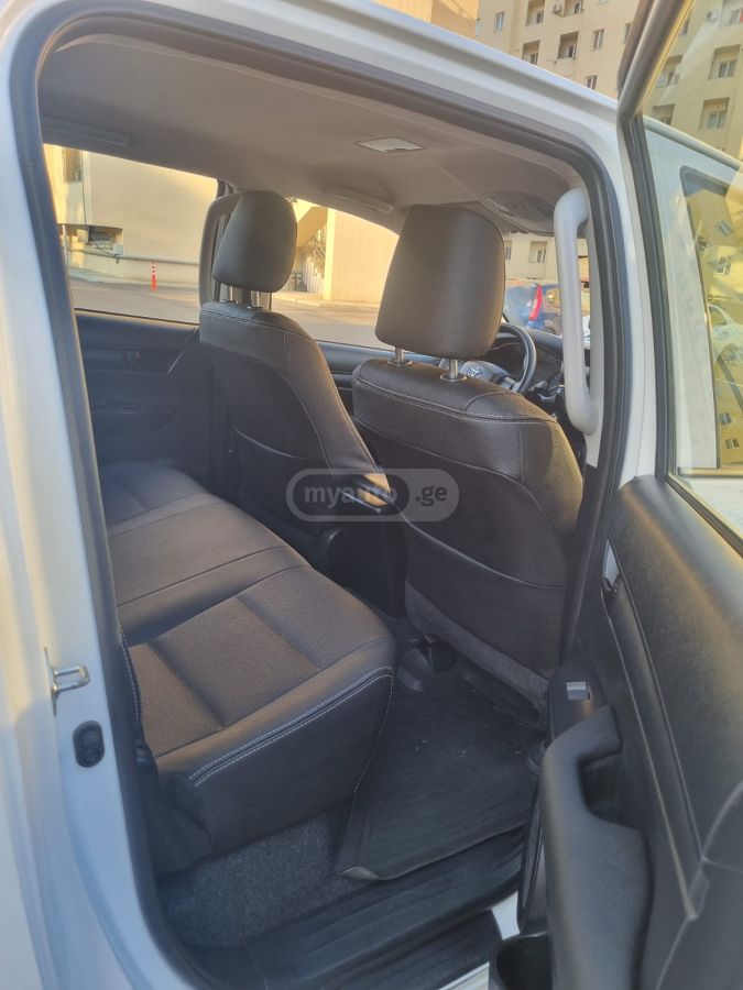 Toyota Hilux - фото 12