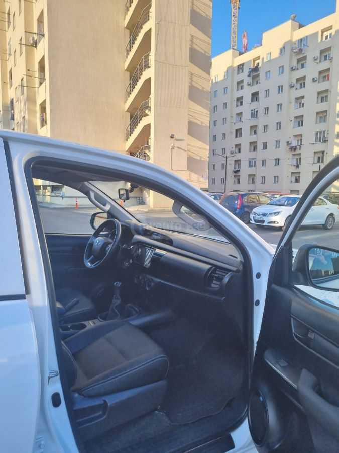 Toyota Hilux - фото 8