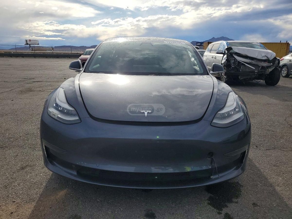 Tesla Model 3 - фото 1