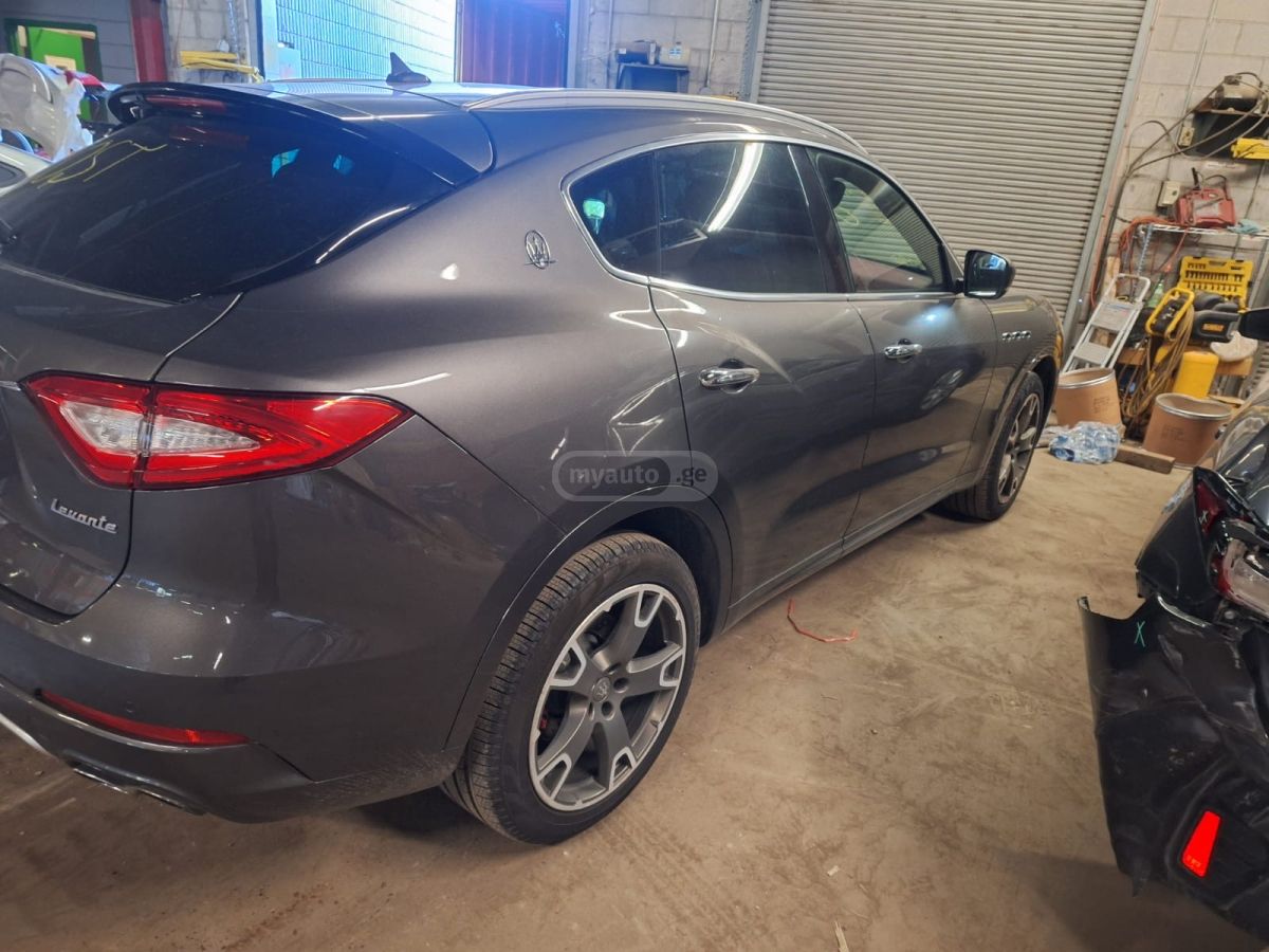 Maserati Levante - фото 11