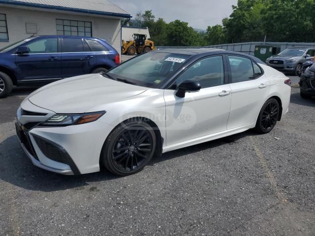 Toyota Camry - фото 1