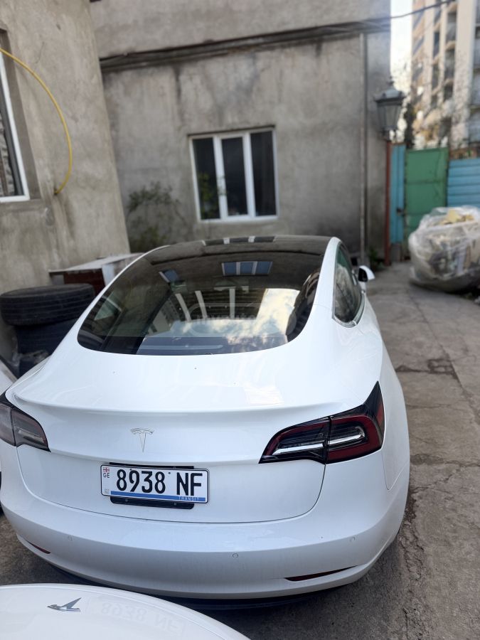 Tesla Model 3 - фото 1