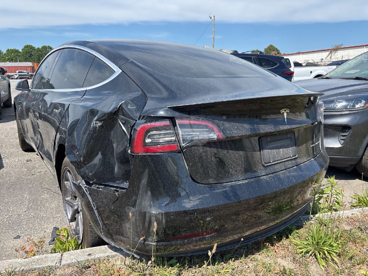 Tesla Model 3 - фото 4