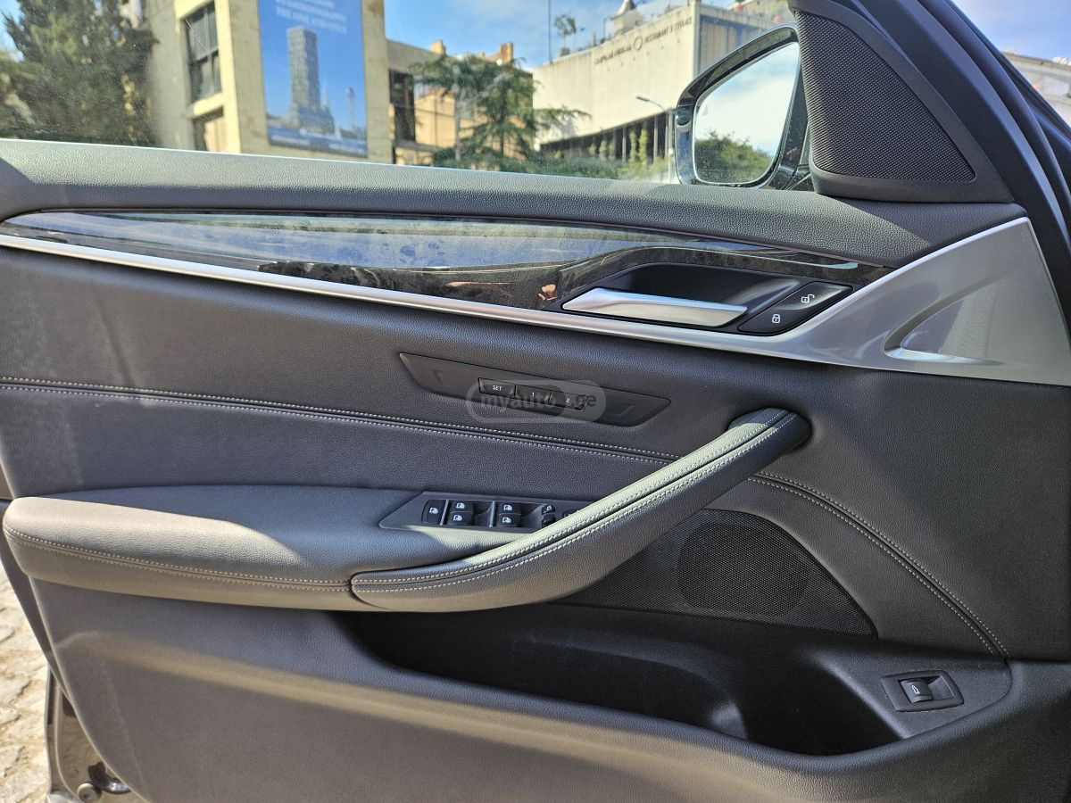 BMW xDrive 4dr All-Wheel Drive Sed — миниатюра 8