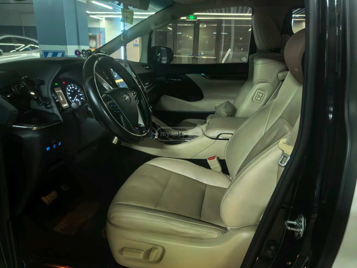 Toyota Alphard - фото 3