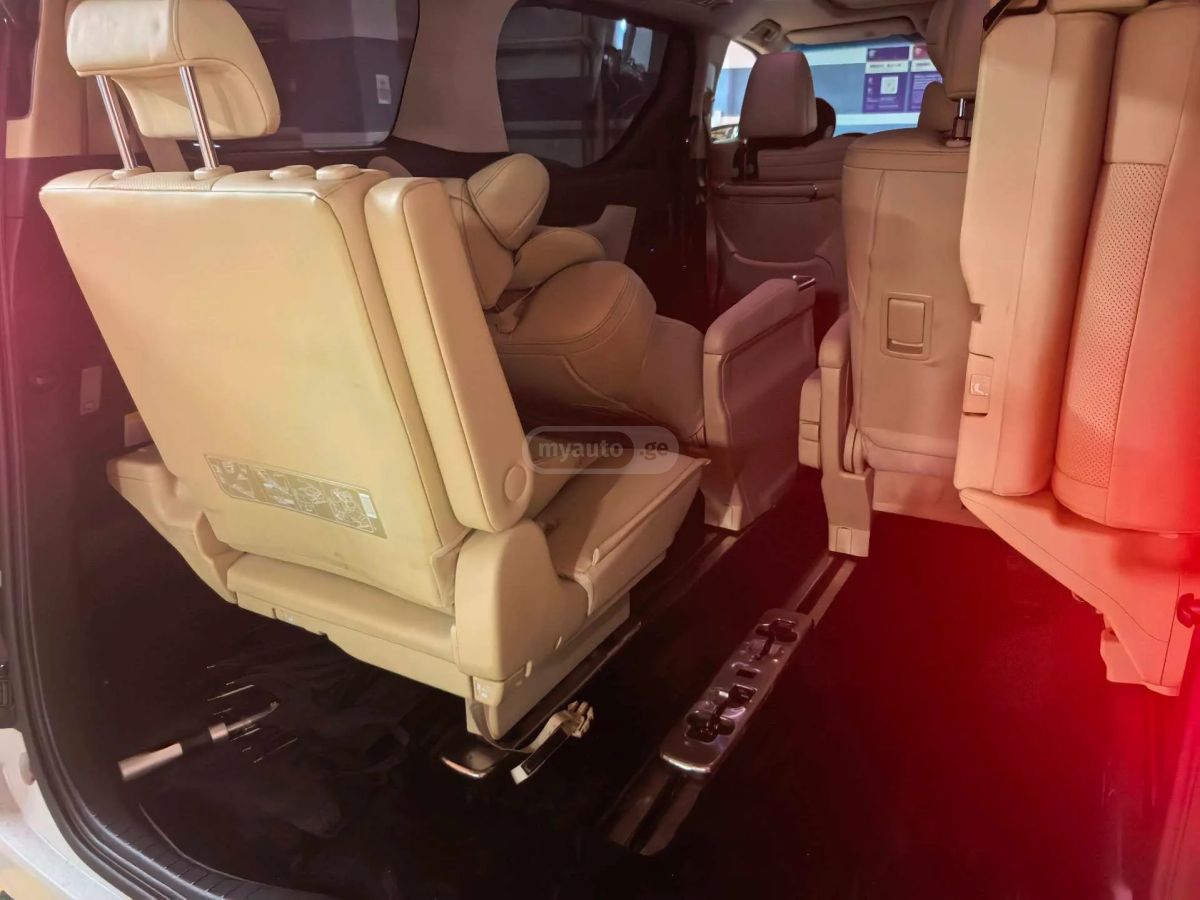 Toyota Alphard - фото 6