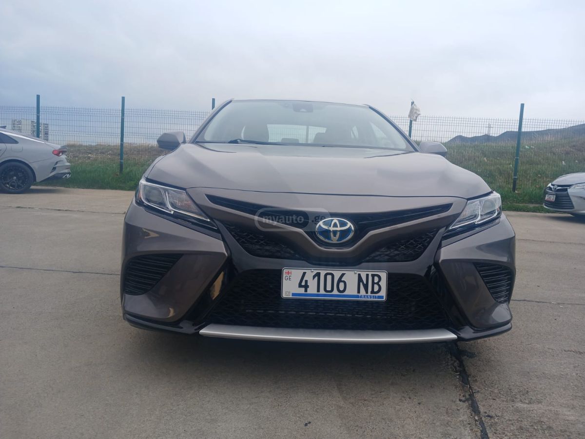 Toyota Camry - фото 1