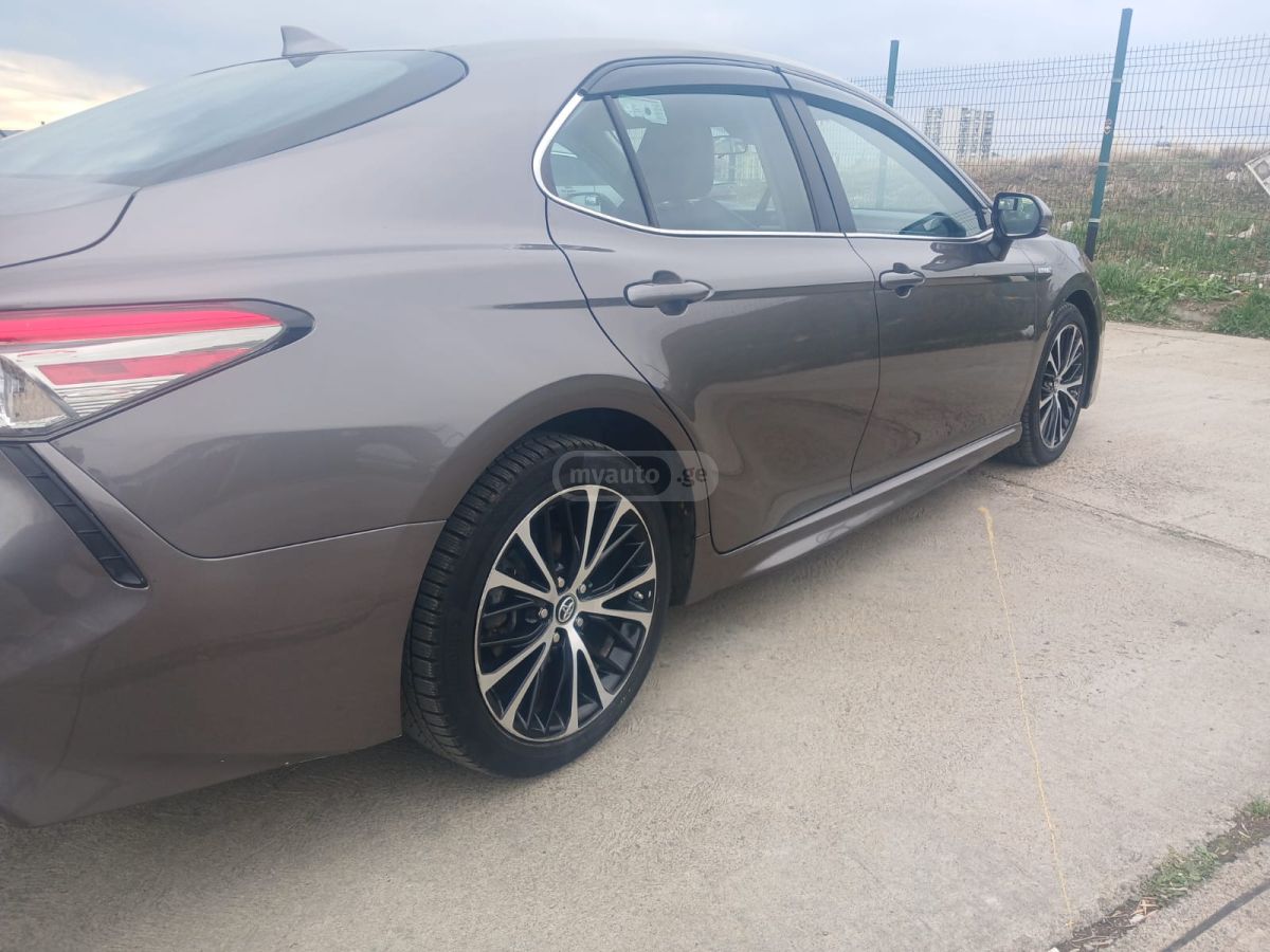 Toyota Camry - фото 2