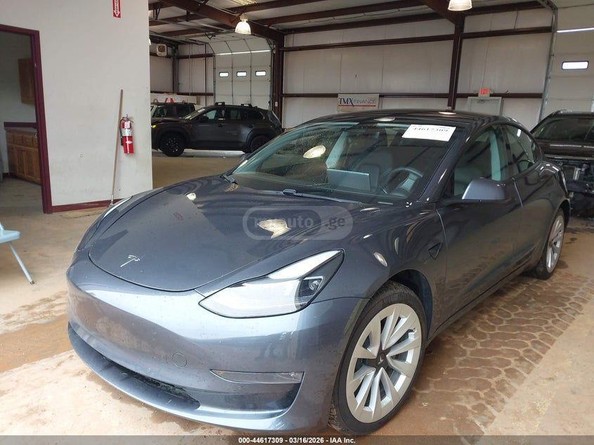 Tesla Model 3 - фото 1