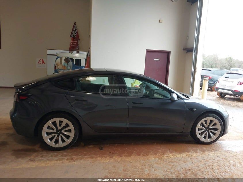 Tesla Model 3 - фото 10