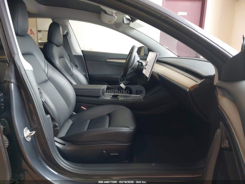 Tesla Model 3 - фото 4