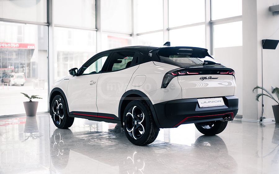 Alfa Romeo Junior 2025 — миниатюра 9