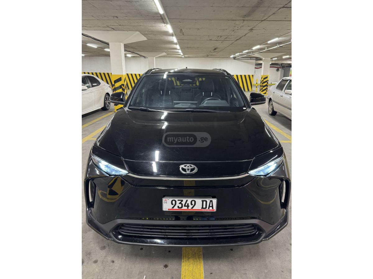 Toyota bZ4X - фото 1