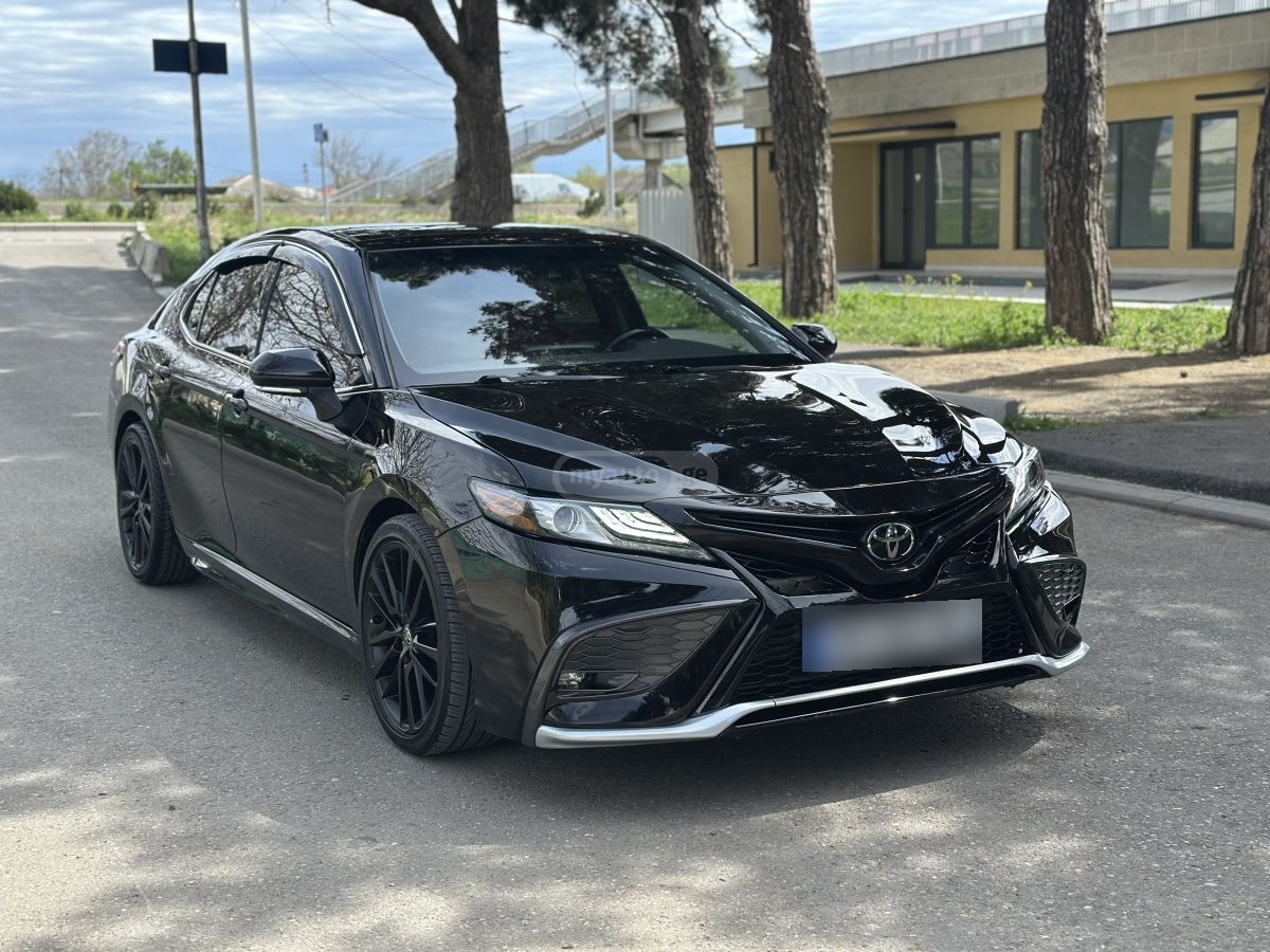 Toyota Camry - фото 1