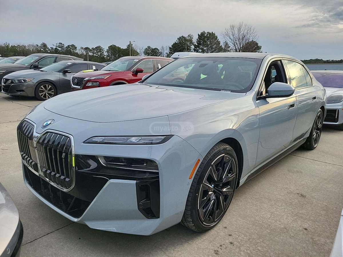 BMW I7 - фото 1