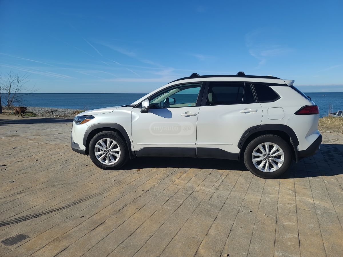 Toyota LE 4dr All-Wheel Drive CVT — миниатюра 4