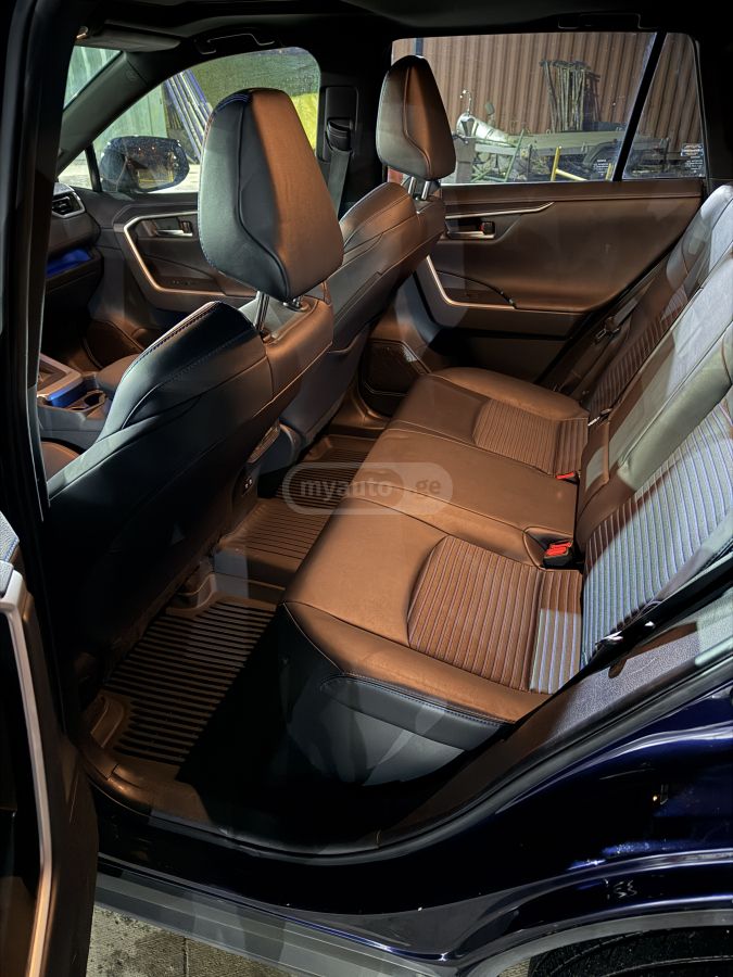 Toyota XSE 4dr All-Wheel Drive CVT — миниатюра 3