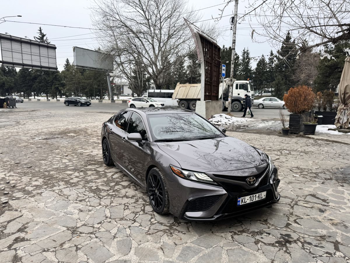Toyota Camry - фото 1