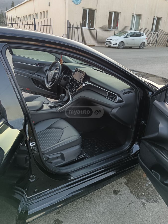 Toyota SE Nightshade 4dr Front-Wheel — миниатюра 2