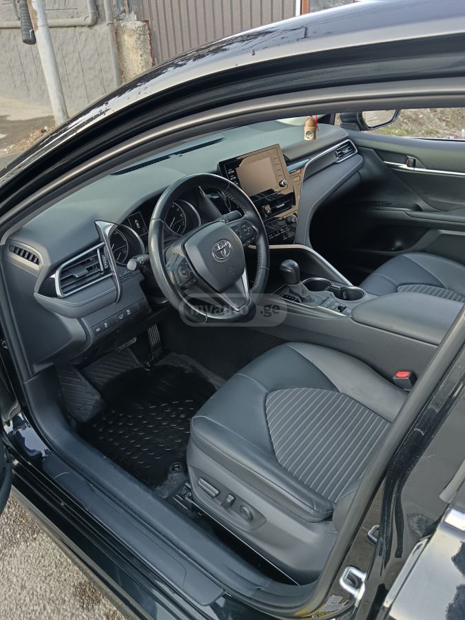 Toyota SE Nightshade 4dr Front-Wheel — миниатюра 4