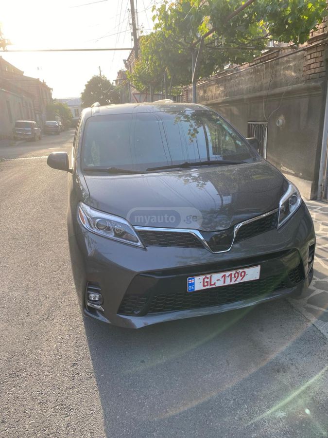 Toyota Sienna - фото 1