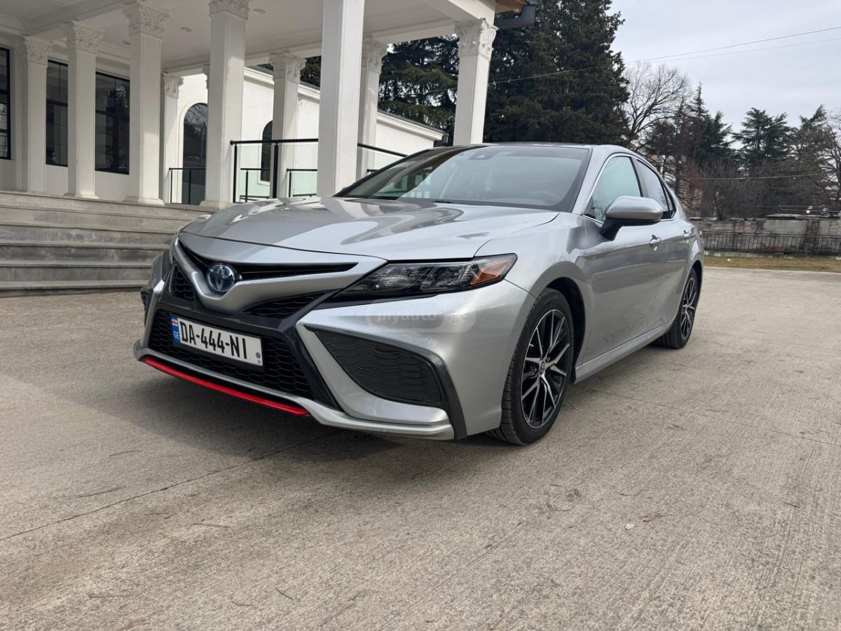 Toyota Camry - фото 1