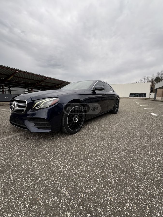 Mercedes-Benz E 300 - фото 1