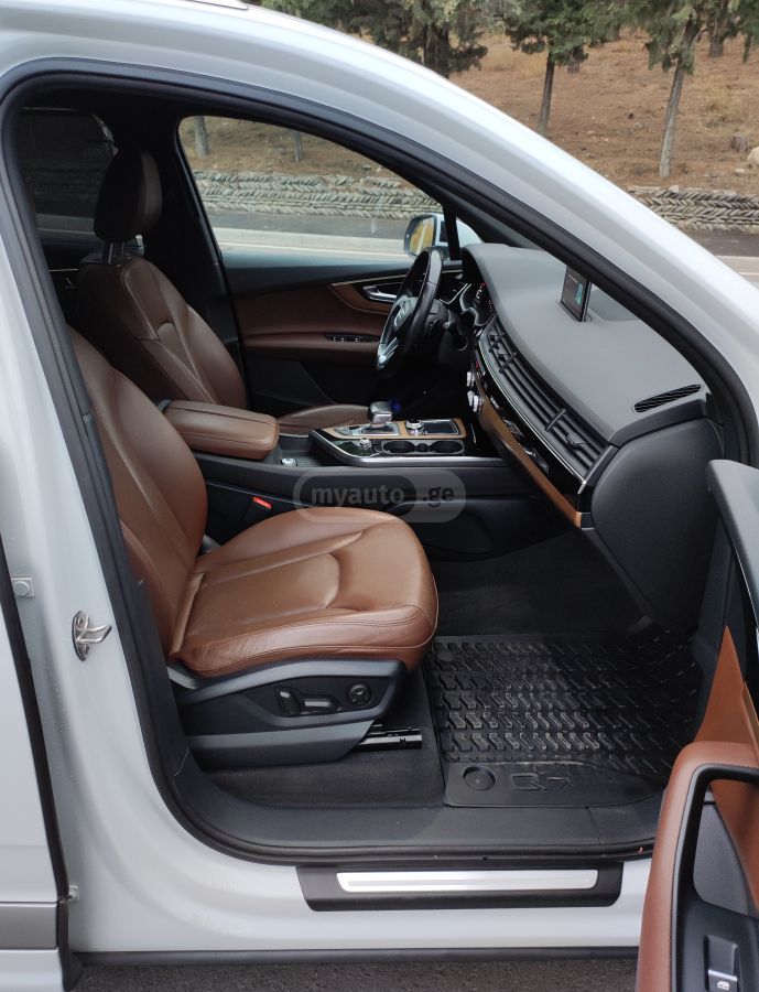 Audi Q7 - фото 11