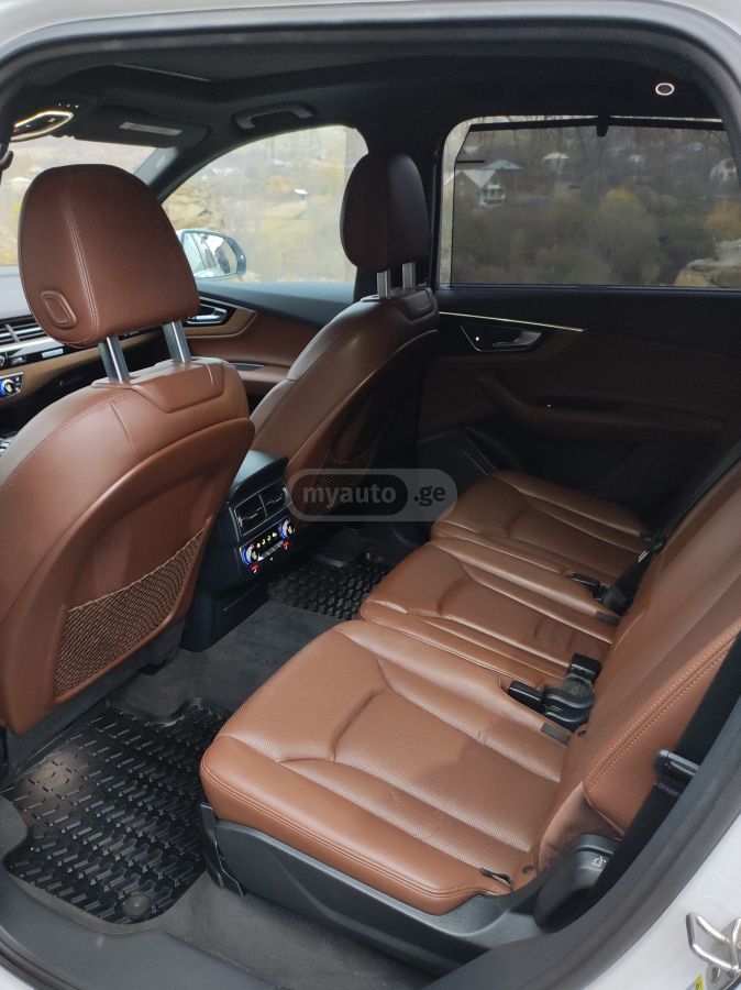 Audi Q7 - фото 12