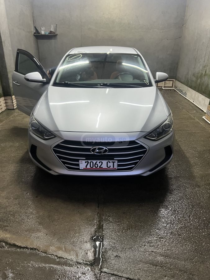 Hyundai Elantra - фото 1