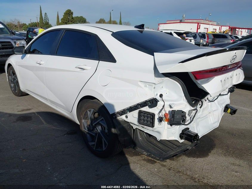 Hyundai Elantra 2025 — миниатюра 3