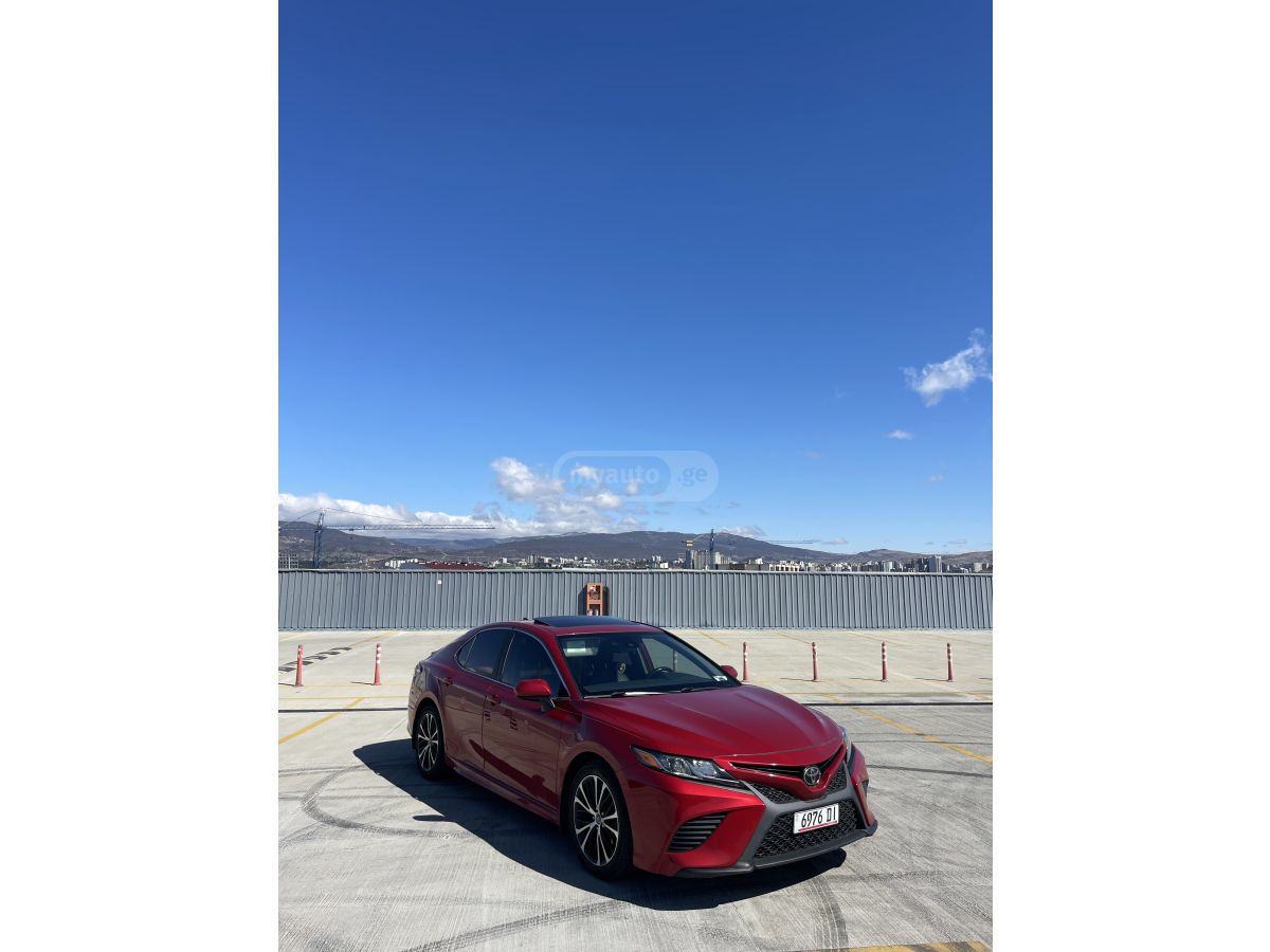 Toyota Camry - фото 1