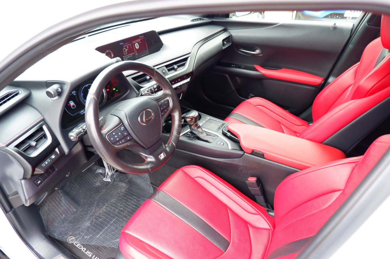 Lexus UX 250 h - фото 11