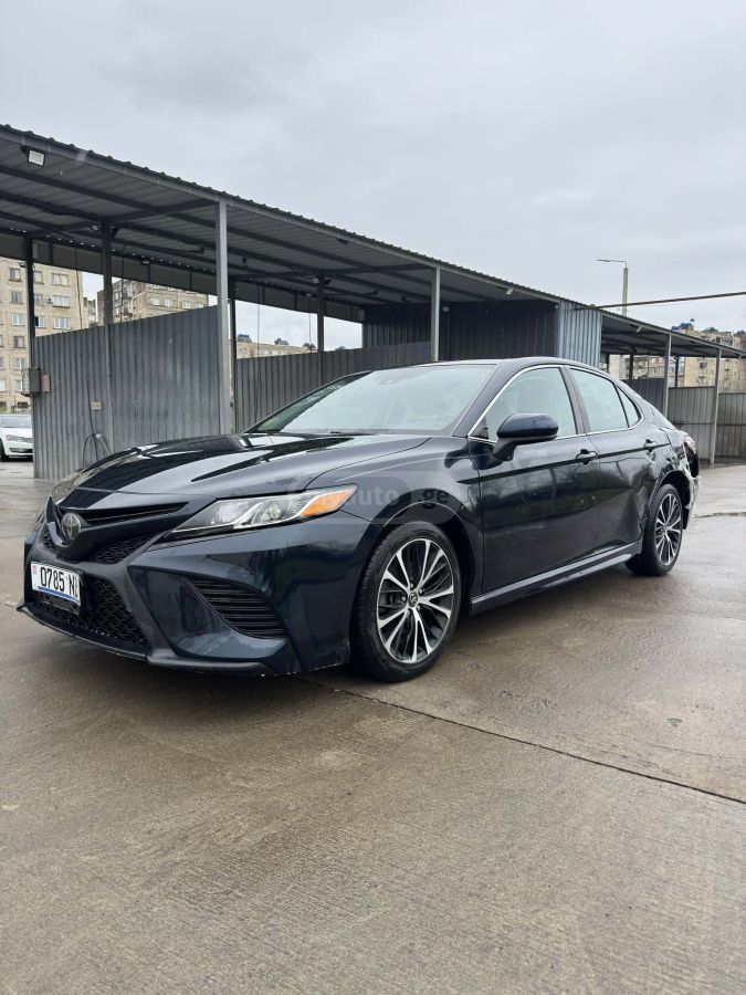 Toyota Camry - фото 1