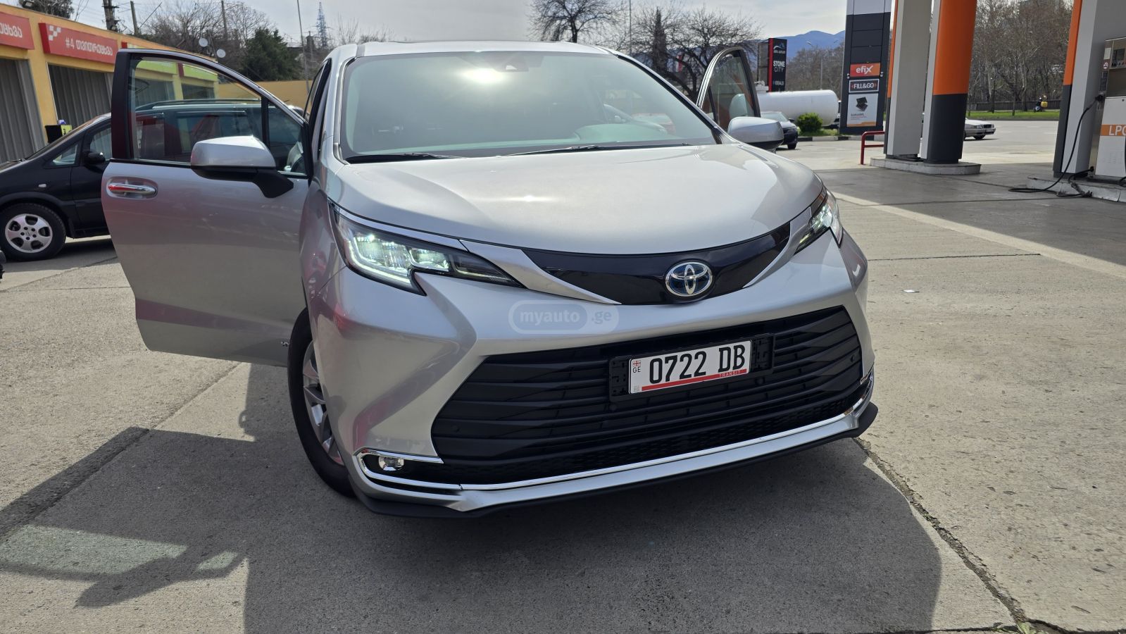 Toyota Sienna - фото 1