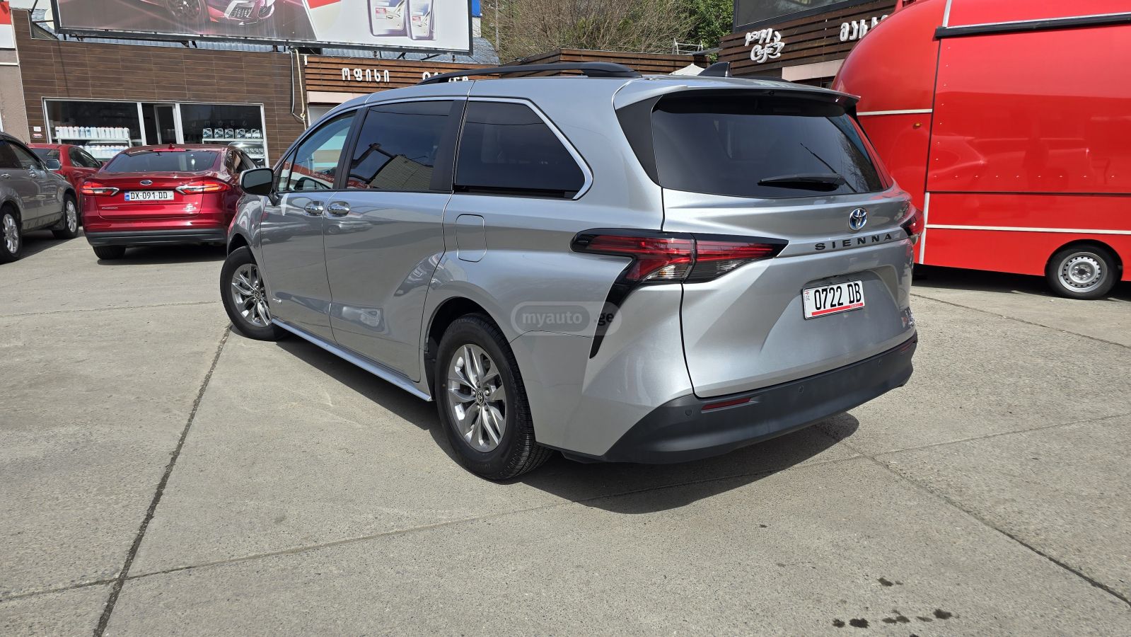 Toyota Sienna - фото 2