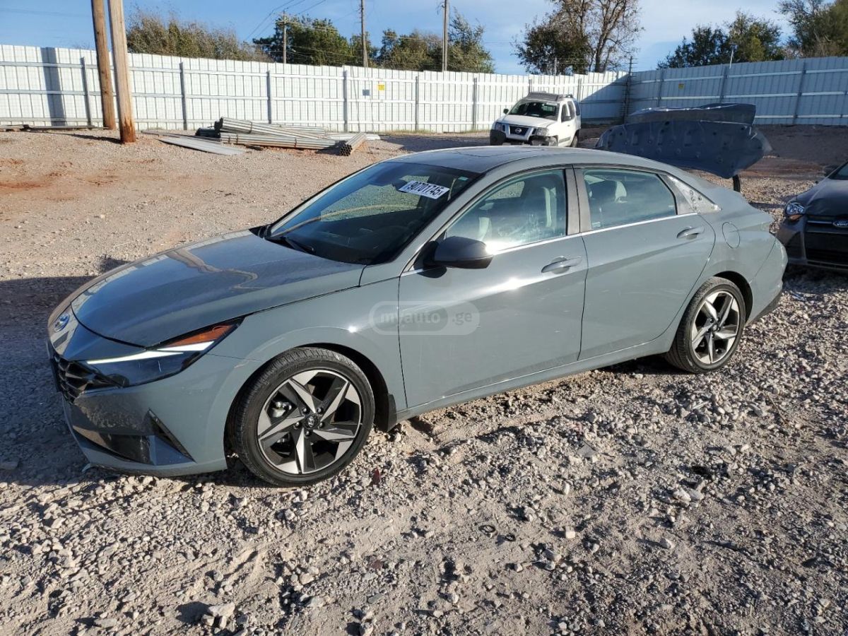 Hyundai Elantra - фото 1