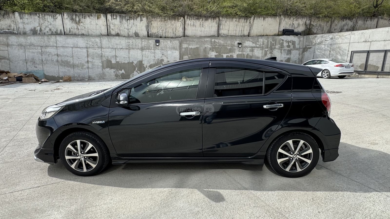 Toyota Aqua - фото 4