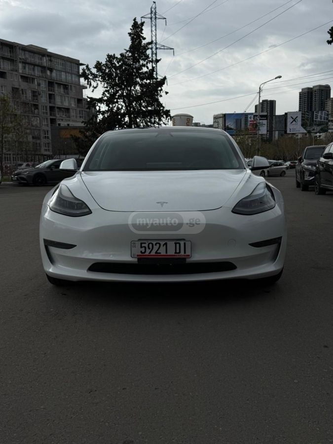 Tesla Model 3 - фото 1