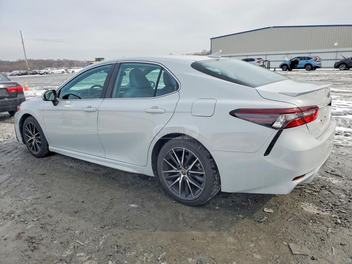 Toyota Camry - фото 2