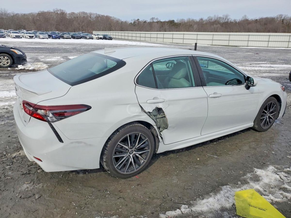 Toyota Camry - фото 3