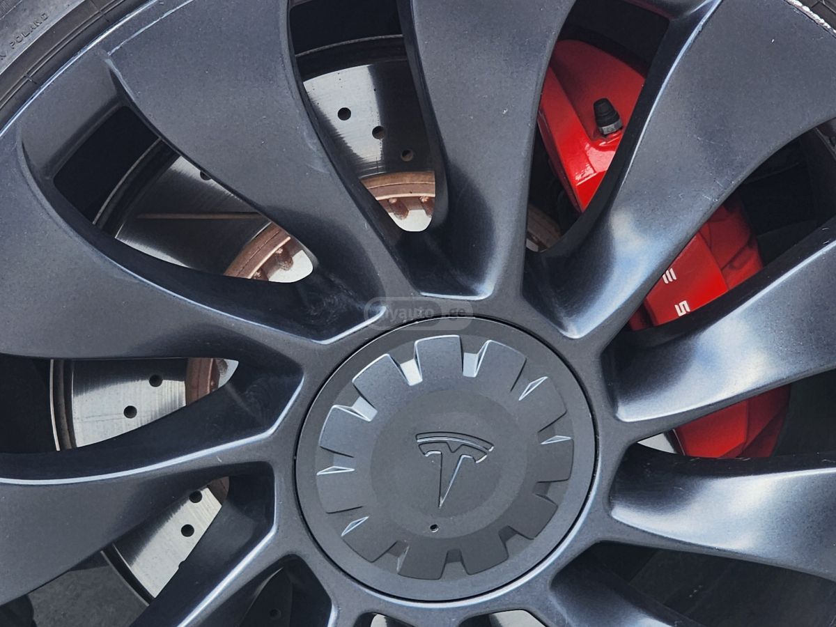 Tesla Model Y - фото 9