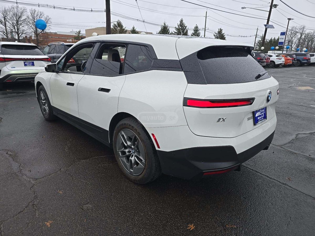 BMW IX - фото 3