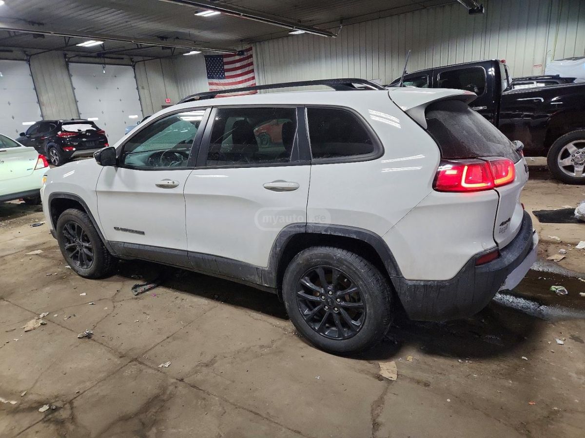 Jeep Cherokee - фото 2