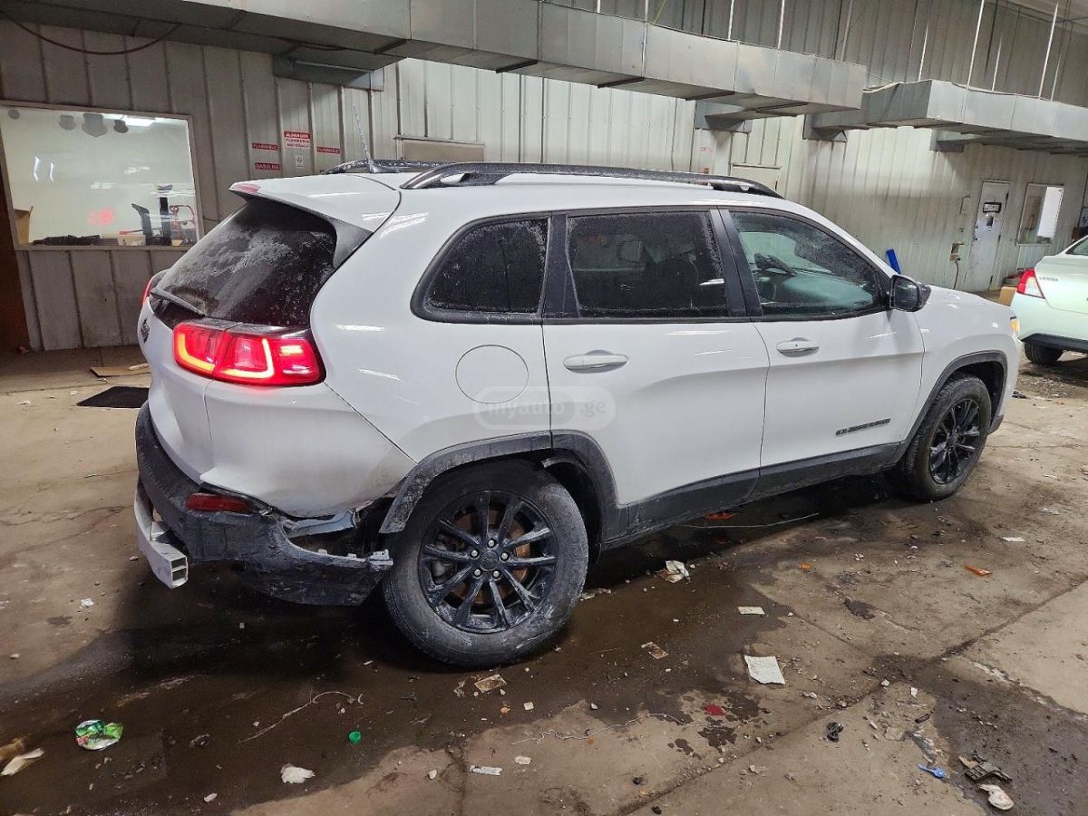 Jeep Cherokee - фото 3