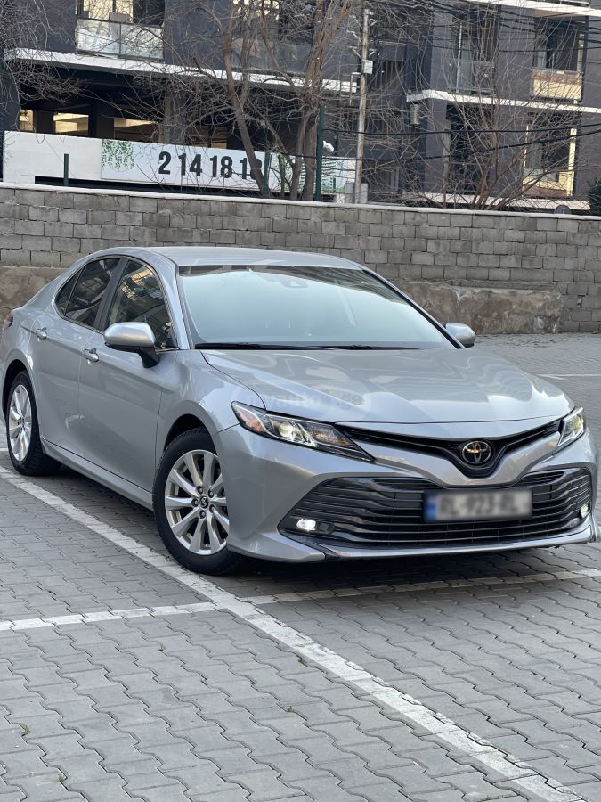 Toyota Camry - фото 1